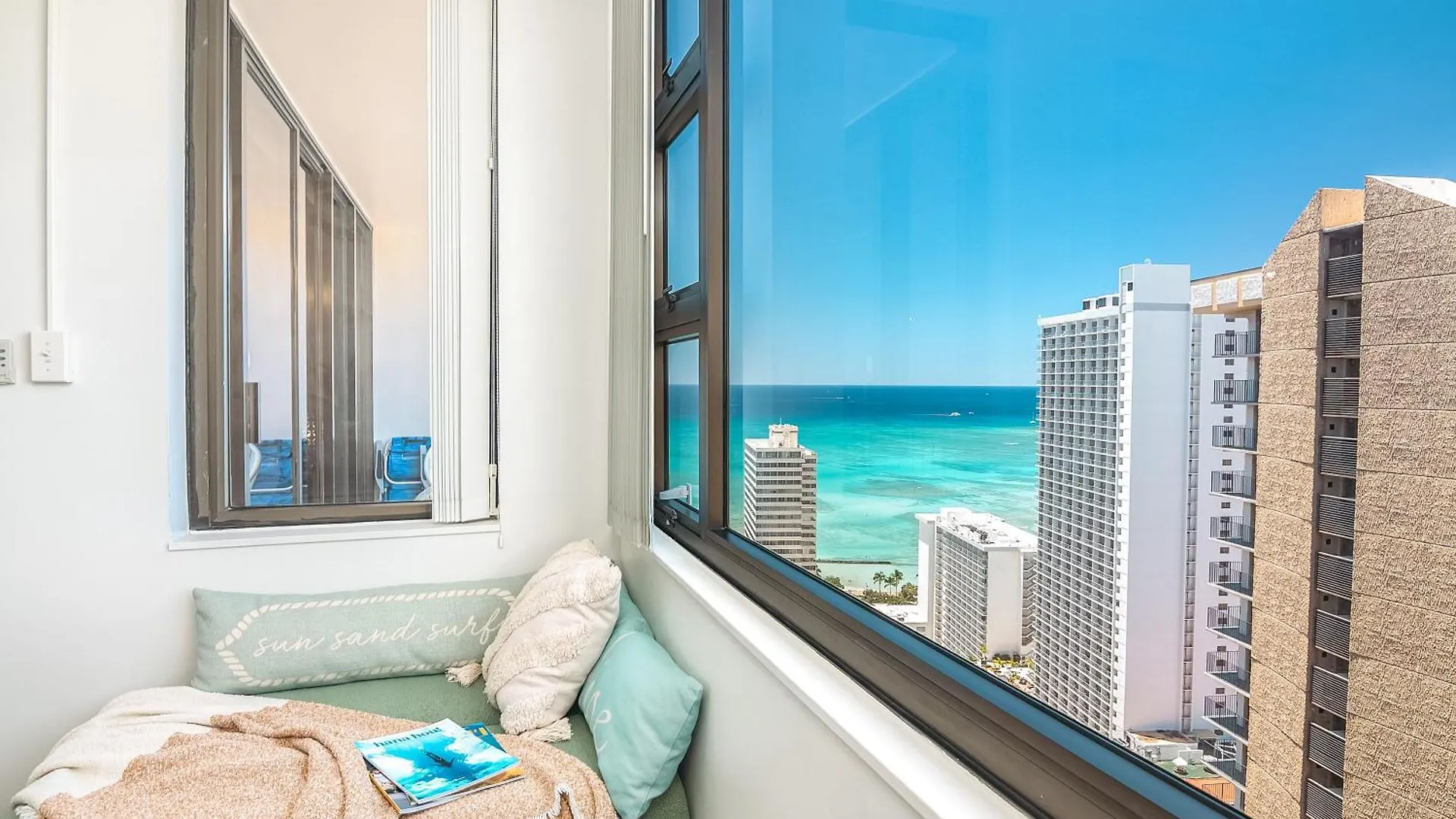 Lovely 1Br Ocean View Condo, Near Beach + Parking! Honolulu Apartment