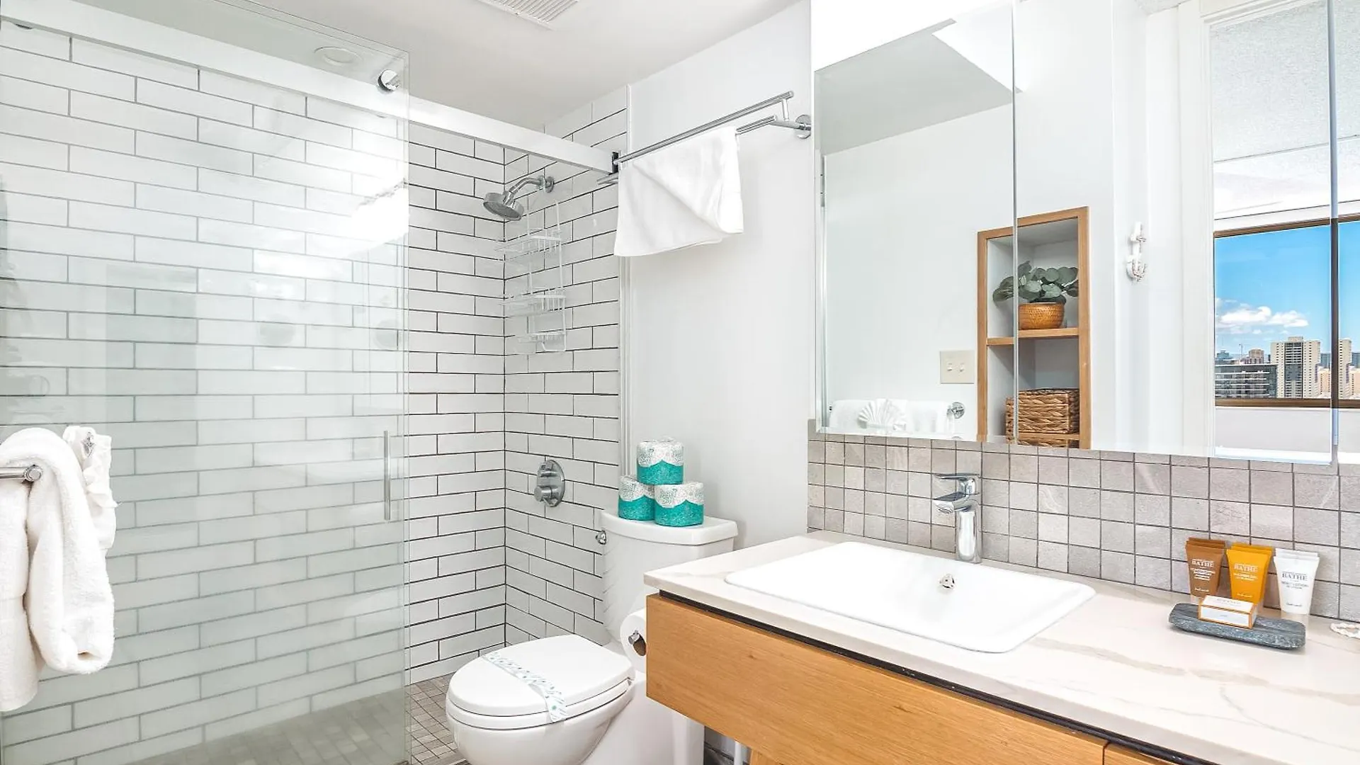 Lovely 1Br Ocean View Condo, Near Beach + Parking! Honolulu Apartment